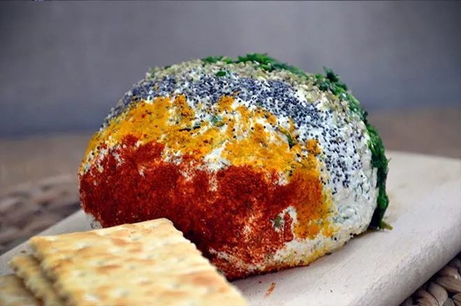 Aperitiv cu urda verdeturi si condimente Ricotta Cheese Ball with Spices and Herbs branza
